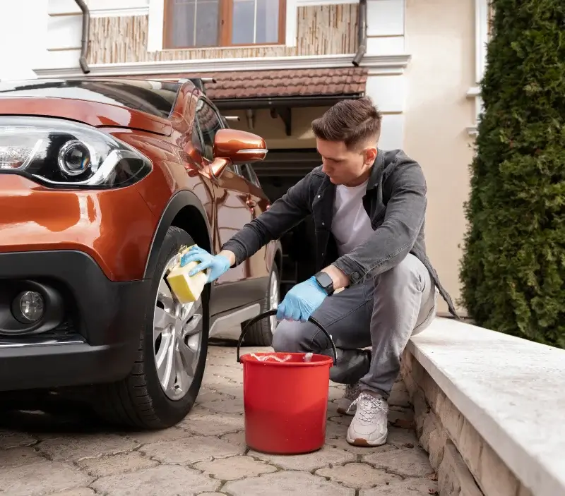 Lavage auto à domicile Éclaron-Braucourt-Sainte-Livière : professionnel intervenant sur un véhicule